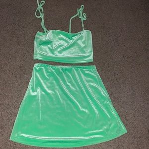 Vibrant velvet green set